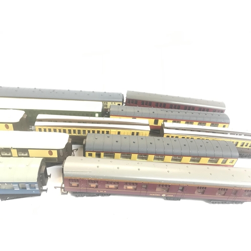 315 - A Box Containing 00 Gauge Coaches..