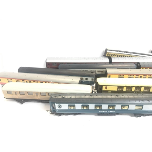 315 - A Box Containing 00 Gauge Coaches..