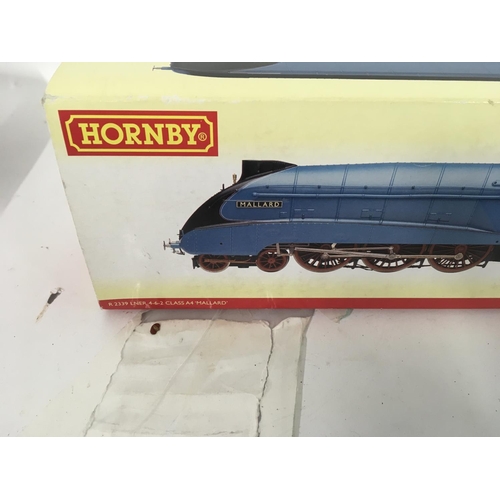 69 - Boxed Hornby model locomotive with tender R2339 4.6.2 Class A4 Mallard. 00 gauge DCC ready in Memori... 