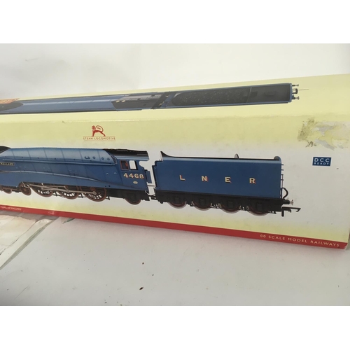 69 - Boxed Hornby model locomotive with tender R2339 4.6.2 Class A4 Mallard. 00 gauge DCC ready in Memori... 