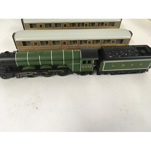 77 - An unboxed Hornby locomotive FLYING SCOTSMAN 4472 with tender including 4 coaches