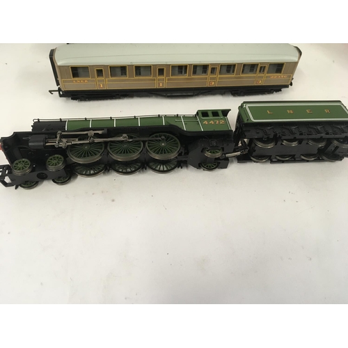 77 - An unboxed Hornby locomotive FLYING SCOTSMAN 4472 with tender including 4 coaches