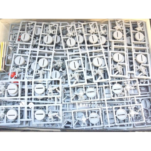 847 - A Boxed Warhammer 40K Second Edition Starter Set From 1993. Includes Models on Spure. Not Checked fo... 