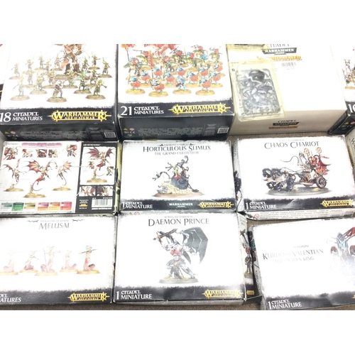 854 - A Box Containing Warhammer Age Of Sigmar and Warhammer 40K Job Lot Boxed model Sets.