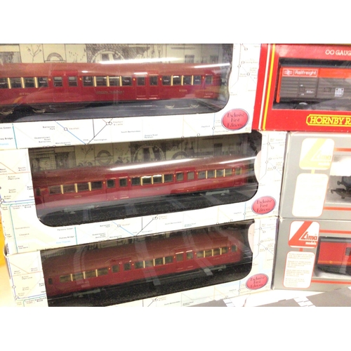 862 - A box Containing Boxed 00 Gauge Couches. Rolling Stock. And Accessories. Plus EFE underground Carrig... 