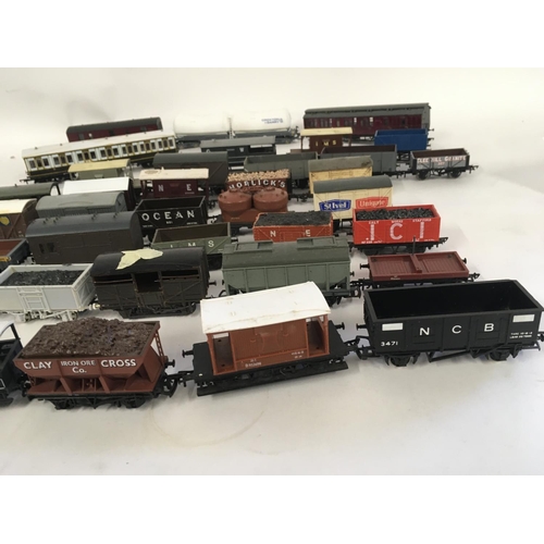 889 - A collection in excess of 35 00 gauge railway wagons and carriages all unboxed.