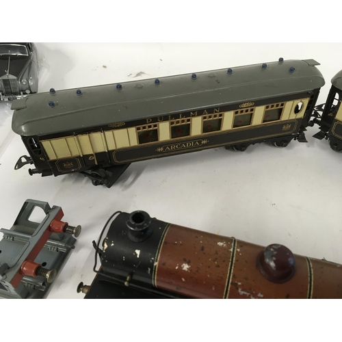 896 - Basset Lowke 0 gauge clockwork Duke of York locomotive with tender af Two early Hornby Pullman carri... 