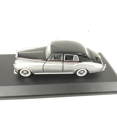 898 - Three precision model cars by Franklin Mint both in presentation cases. Cars are 2 x RollsRoyce and ... 