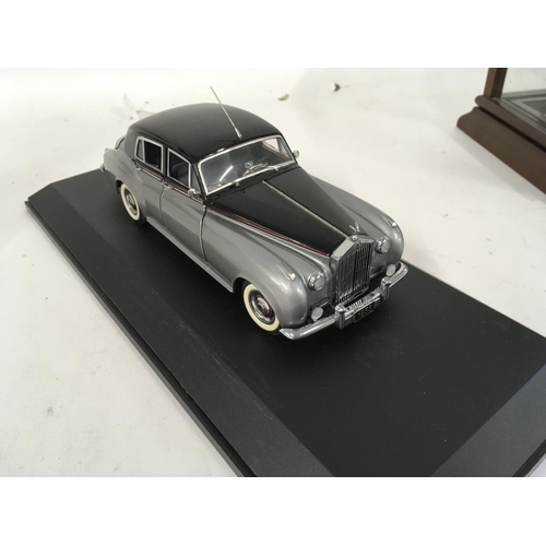 898 - Three precision model cars by Franklin Mint both in presentation cases. Cars are 2 x RollsRoyce and ... 