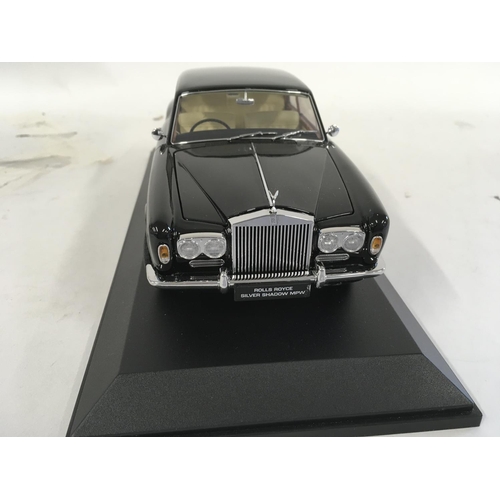 898 - Three precision model cars by Franklin Mint both in presentation cases. Cars are 2 x RollsRoyce and ... 