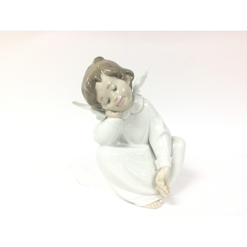 109 - A Lladro porcelain figurine dreaming Angel. No reserve.