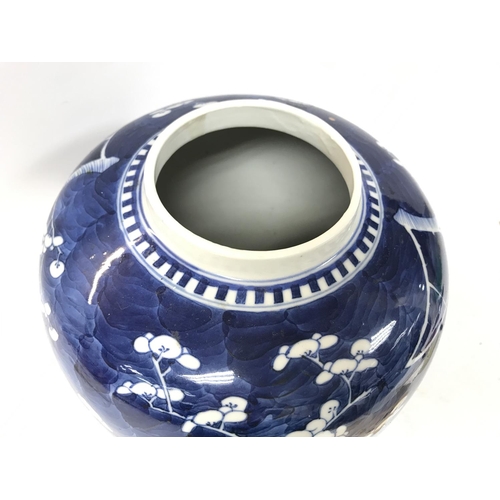 278 - A Chinese export Qing Dynasty Kangxi period (1661-1722) blue and white ginger jar decorated with che... 