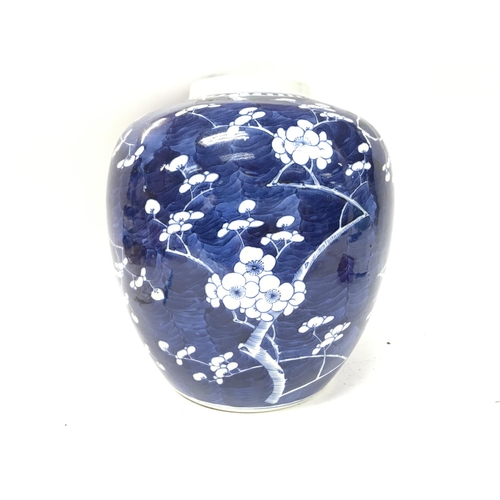 278 - A Chinese export Qing Dynasty Kangxi period (1661-1722) blue and white ginger jar decorated with che... 