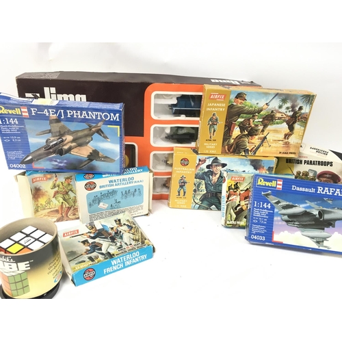 499 - A Collection of toys including boxed various vintage Airfix military series infantry packs , boxed R... 