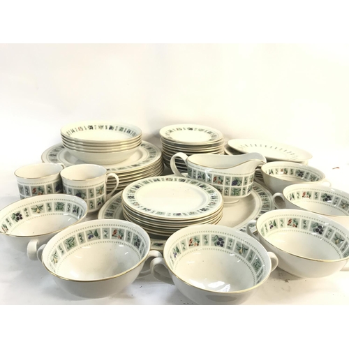 504 - Large Royal Doulton fine China set. Decorated with nature patterns. Includes: serving plate, gravy b... 