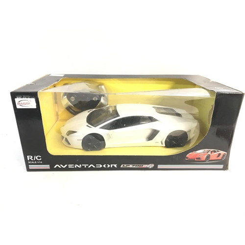 510 - A Rastar 1/14 scale Remote controlled model White Lamborghini Aventador still in, slightly damaged, ... 