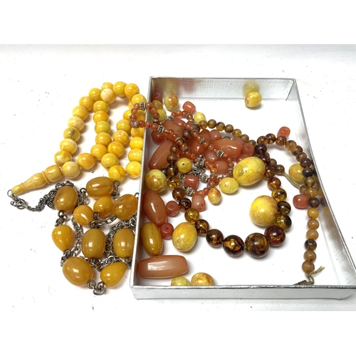 815 - A mixture of amber and resin beads. (A)