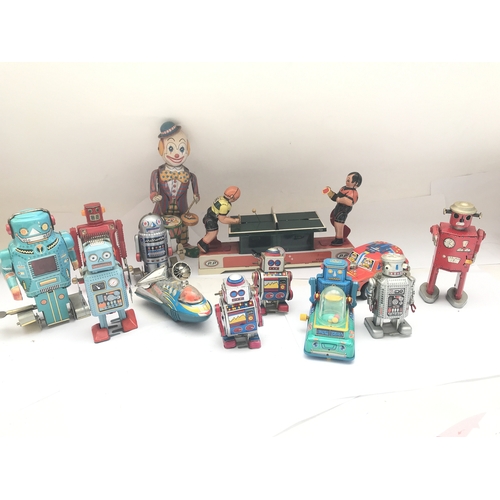 937 - A collecton of loose vintage style tin toys icluding a wind up table tennis game. Robots and a drumm... 