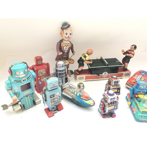 937 - A collecton of loose vintage style tin toys icluding a wind up table tennis game. Robots and a drumm... 