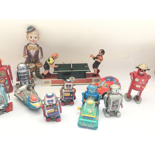 937 - A collecton of loose vintage style tin toys icluding a wind up table tennis game. Robots and a drumm... 