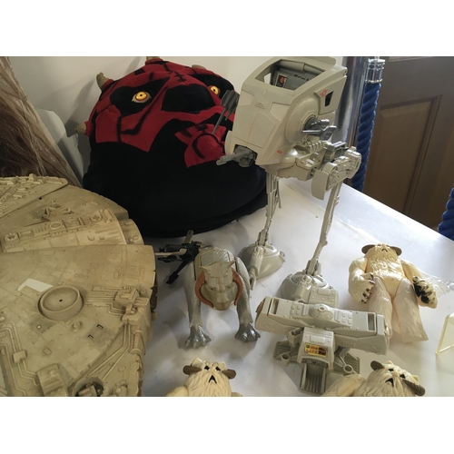 941 - A collection of both vintage and modern playworn Star Wars vehicles and figures plus other items NO ... 