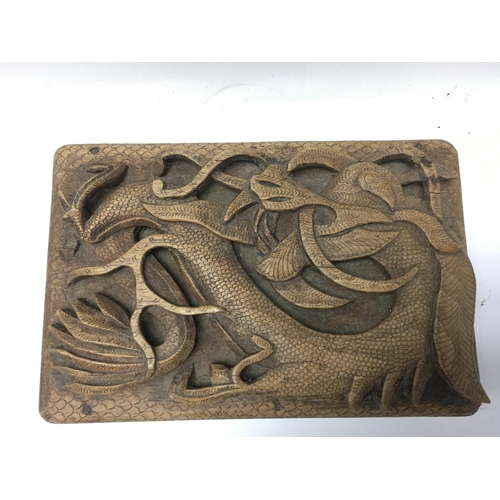 1017 - An oriental carved box with dragon decoration , 15x23x6.5cm