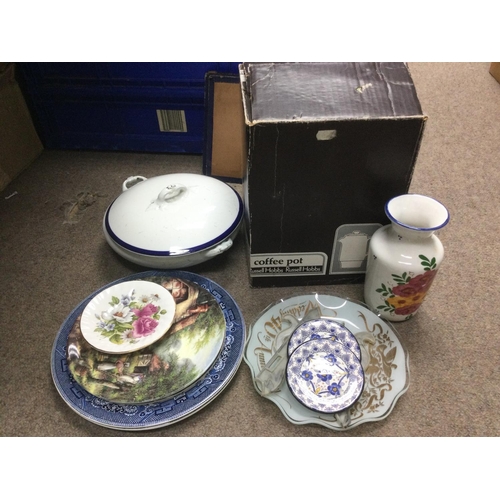 1256 - Two boxes of ceramics including blue and white Old Willow pattern plates, Oriental figure etc. Shipp... 