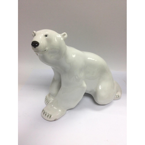 1261 - A large Lomonosov figure of a polar bear, approx height 26cm. Shipping category D.