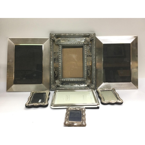 980 - A collection of modern picture frames. Shipping category D.