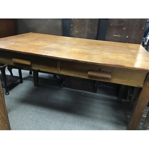 983 - A large oak desk, dimensions 80x135x76cm