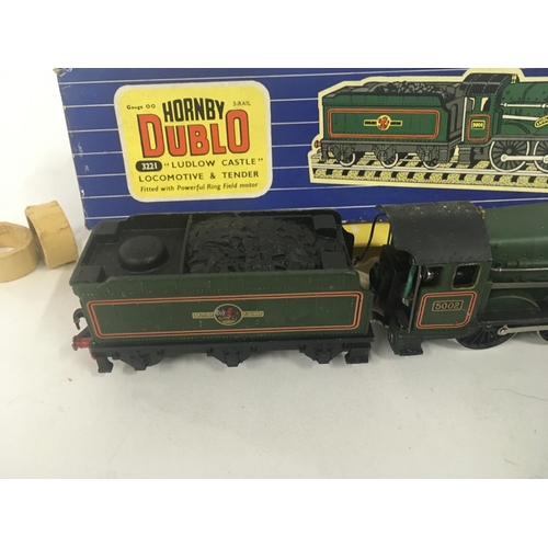 139 - Boxed Hornby Dublo 3221 Locomotive and Tender LUDLOW CASTLE. 00 gauge 3 Rail