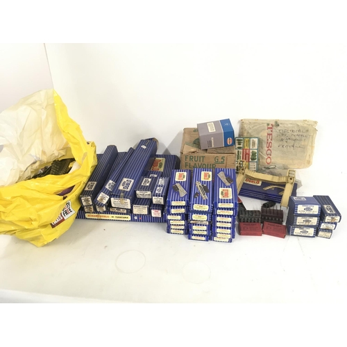 500 - A collection in excess of 40 pieces HORNBY DUBLO model railway track and accessories. Includes bag c... 