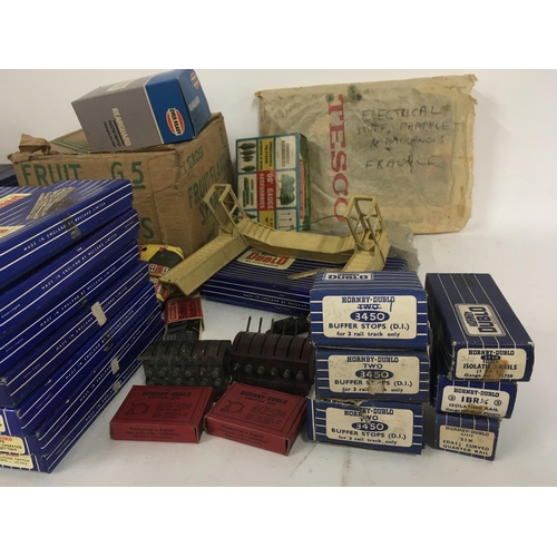 500 - A collection in excess of 40 pieces HORNBY DUBLO model railway track and accessories. Includes bag c... 