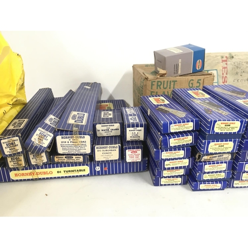 500 - A collection in excess of 40 pieces HORNBY DUBLO model railway track and accessories. Includes bag c... 