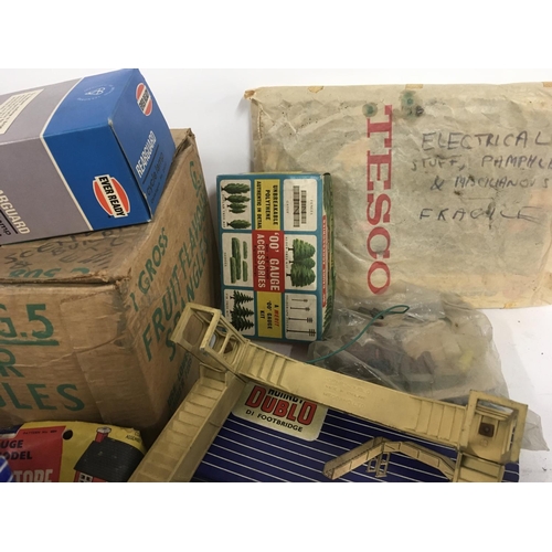 500 - A collection in excess of 40 pieces HORNBY DUBLO model railway track and accessories. Includes bag c... 