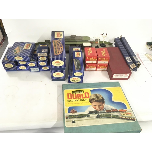 501 - A collection of Hornby Dublo model railway trains and accessories 00 gauge mostly boxed. Includes so... 