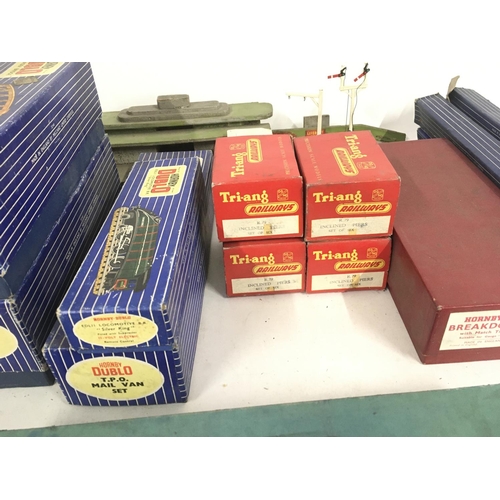 501 - A collection of Hornby Dublo model railway trains and accessories 00 gauge mostly boxed. Includes so... 