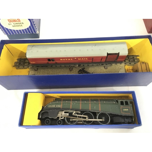 501 - A collection of Hornby Dublo model railway trains and accessories 00 gauge mostly boxed. Includes so... 