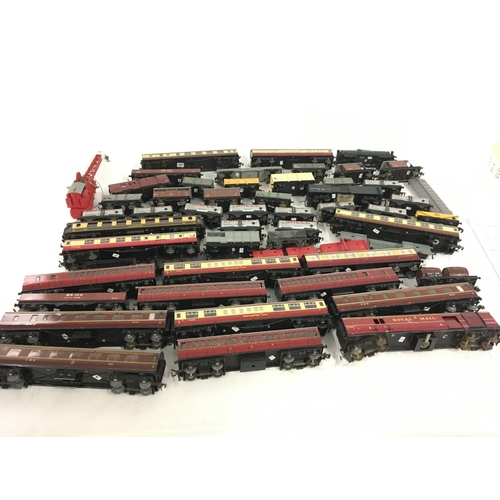 506 - A collection in excess of 50 pieces of model railway carriages and wagons both tinplate and plastic.... 