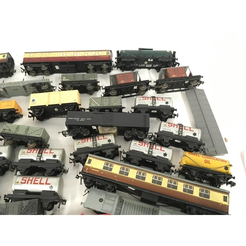 506 - A collection in excess of 50 pieces of model railway carriages and wagons both tinplate and plastic.... 