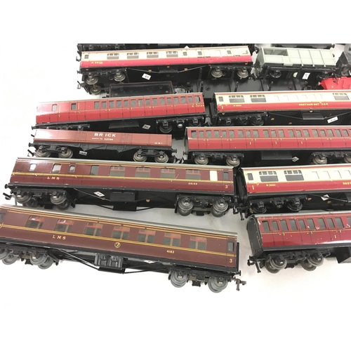 506 - A collection in excess of 50 pieces of model railway carriages and wagons both tinplate and plastic.... 