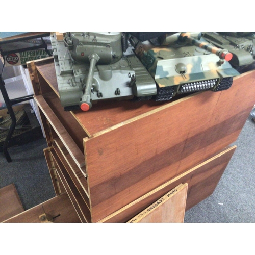 661 - 3 Hen Long Remote Controlled Tanks. 1 with Controller. In 2 Large Ply carry Cases. No Reserve