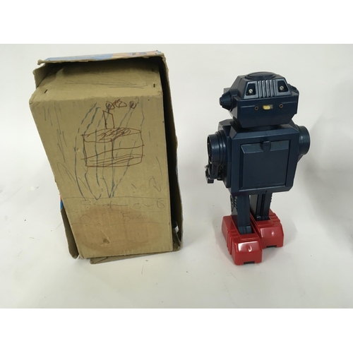 97 - A boxed battery operated robot made in Japan by JUNIOR. Called DYNAMIC FIGHTER item no. 1023 comes i... 