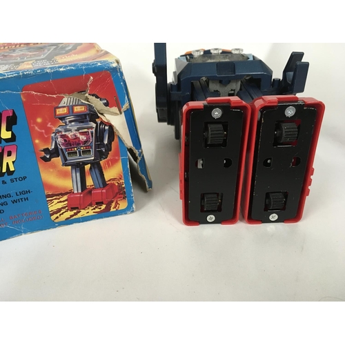 97 - A boxed battery operated robot made in Japan by JUNIOR. Called DYNAMIC FIGHTER item no. 1023 comes i... 