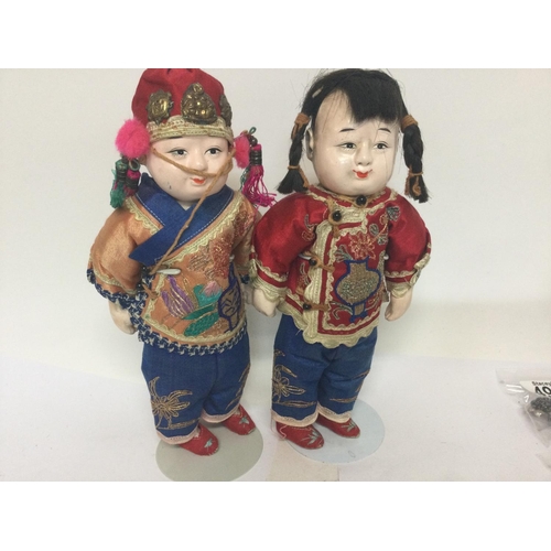 1020 - A pair of Chinese dolls in traditional costume dress. 25 cm