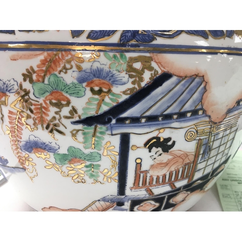 1022 - A japanese style fish bowl decorated with figures 26 cm height.