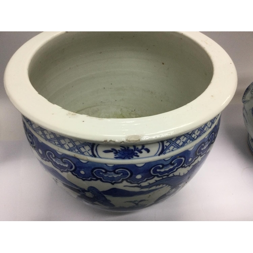 1044 - Five blue and white vases, various sizes and firms, tallest approx 29cm. Some damages. Shipping cate... 