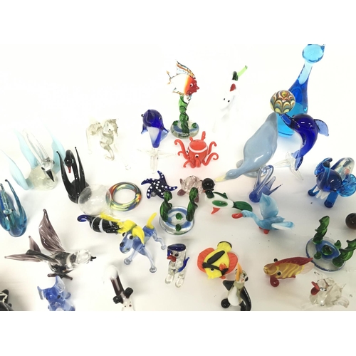 1140 - A collection of small art glass animals , no obvious large damage. Postage category D