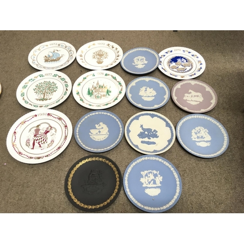 1143 - A collection of various collectors plates including Wedgwood, Coalport, Spode, Doulton etc. No obvio... 