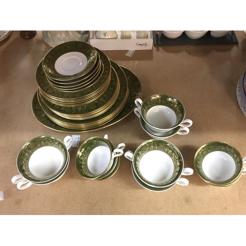 1224 - A Wedgwood Florentine set including plates and cups, no obvious damage or restoration postage catego... 